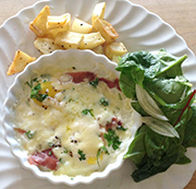 Baked eggs with prosciutto and Comté is a simple way to have a delicious brunch at home. 